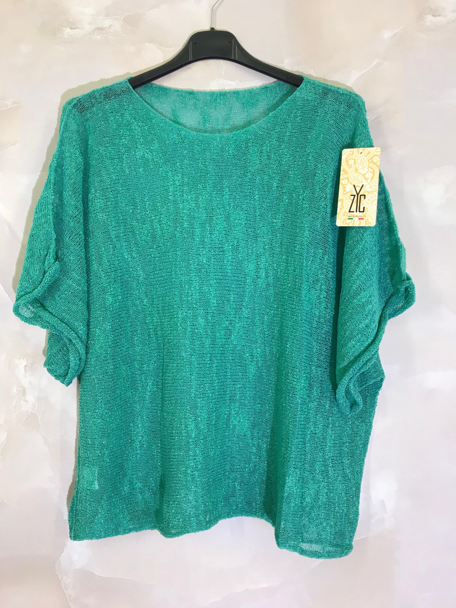 Plus size short acrylic top i Stor Storlek