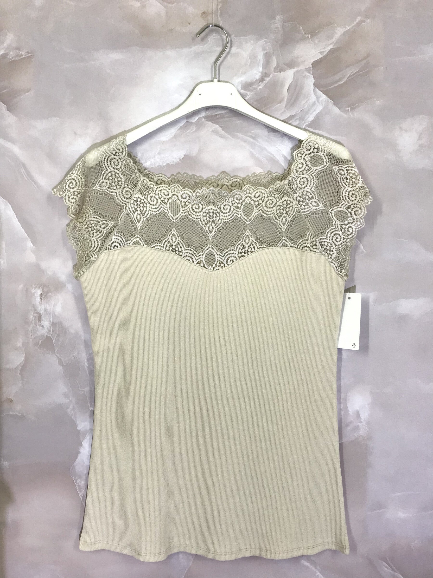Short-sleeved boat-neck lace top i Stor Storlek