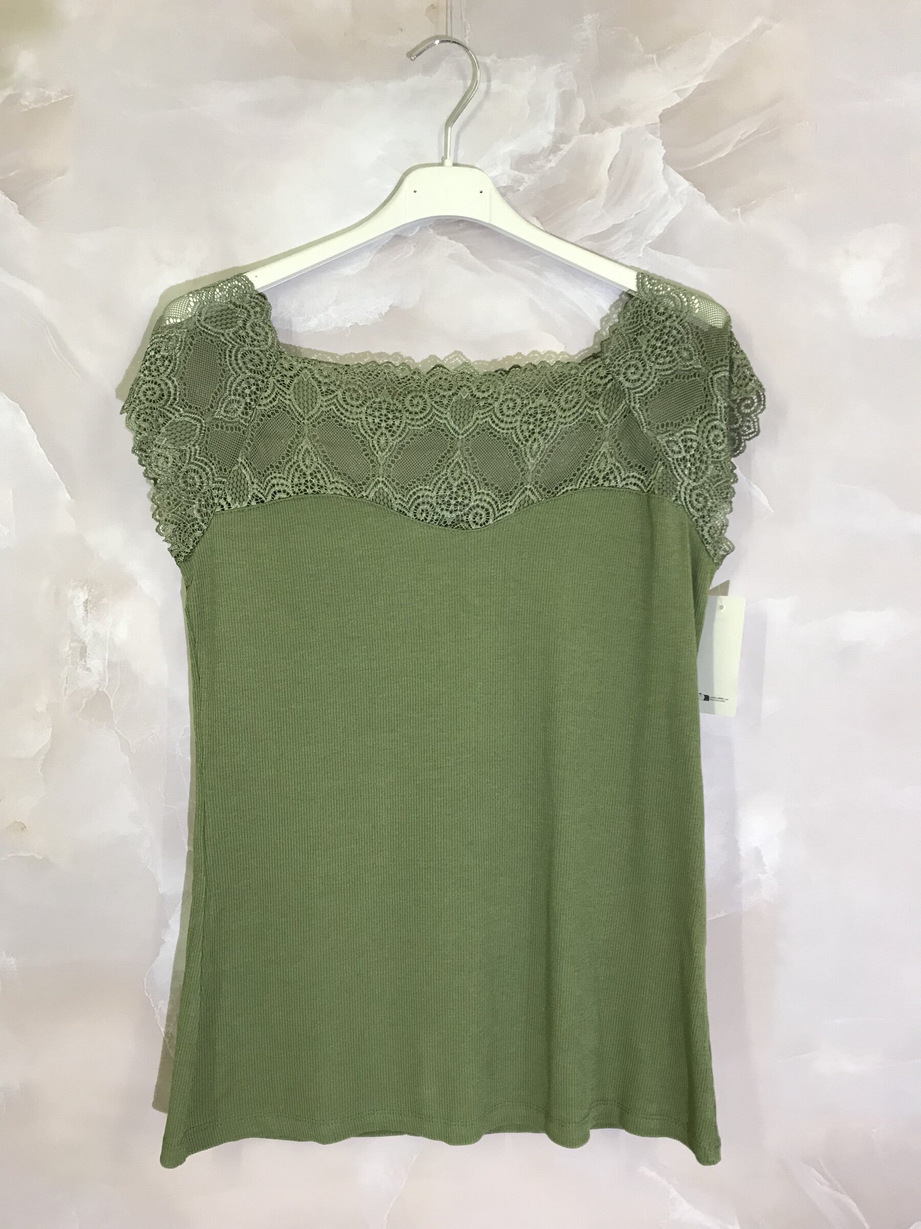 Short-sleeved boat-neck lace top i Stor Storlek