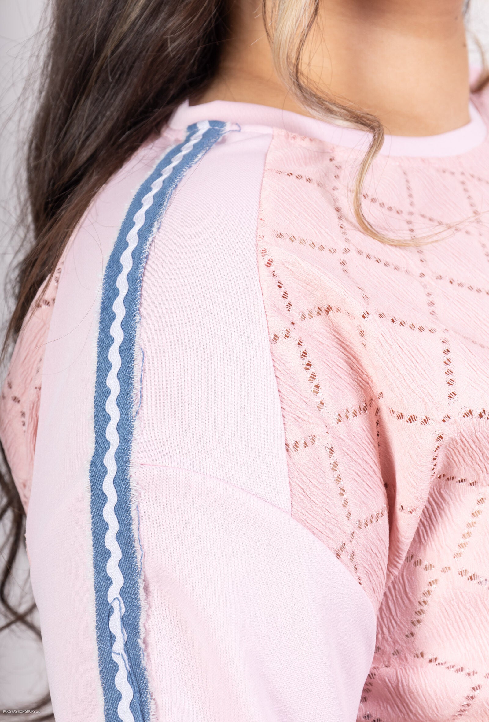 Bi-material tunika med öppenmönster och ärmremsa från T38 till T50 i Stor Storlek