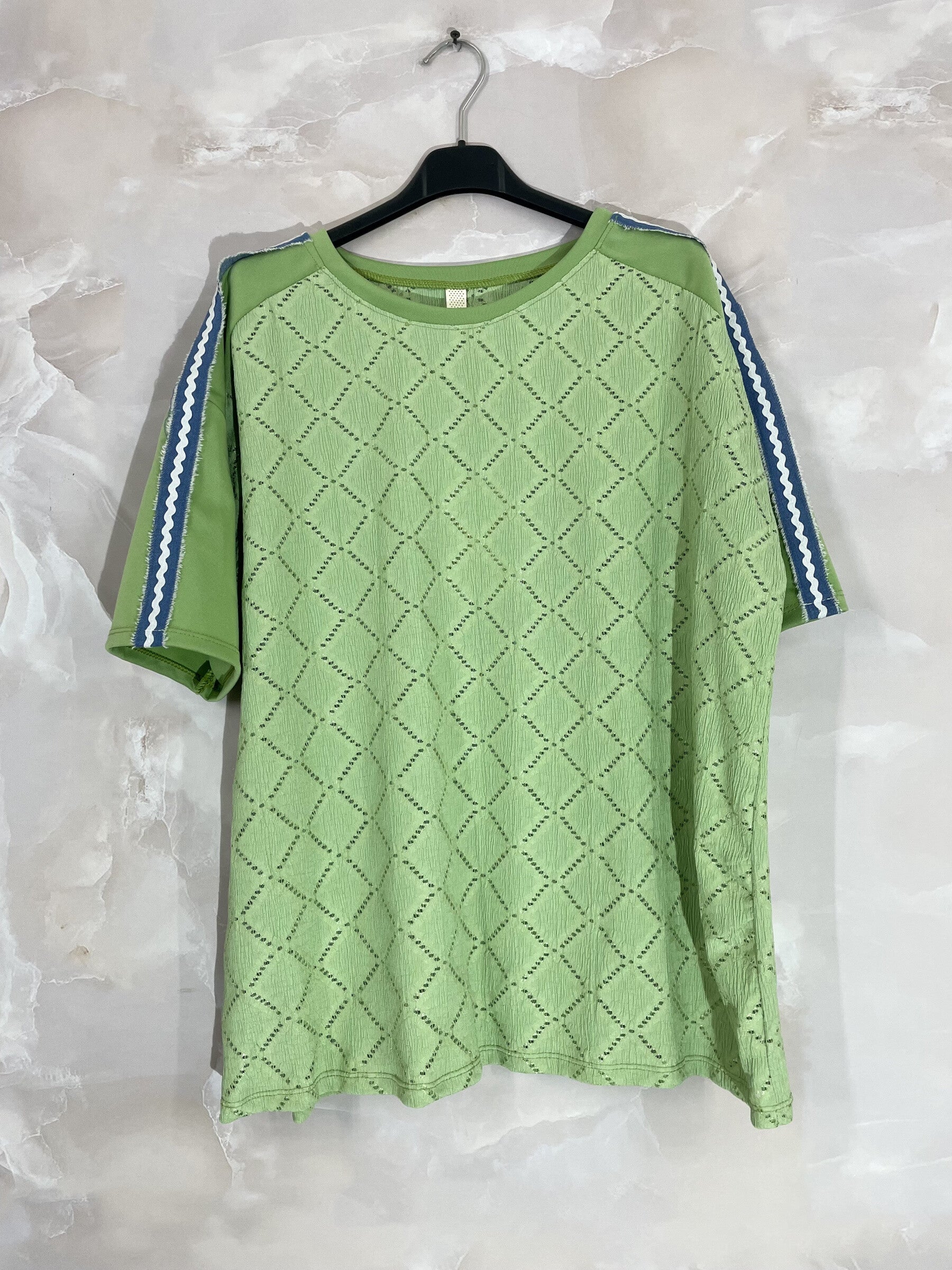 Bi-material tunika med öppenmönster och ärmremsa från T38 till T50 i Stor Storlek