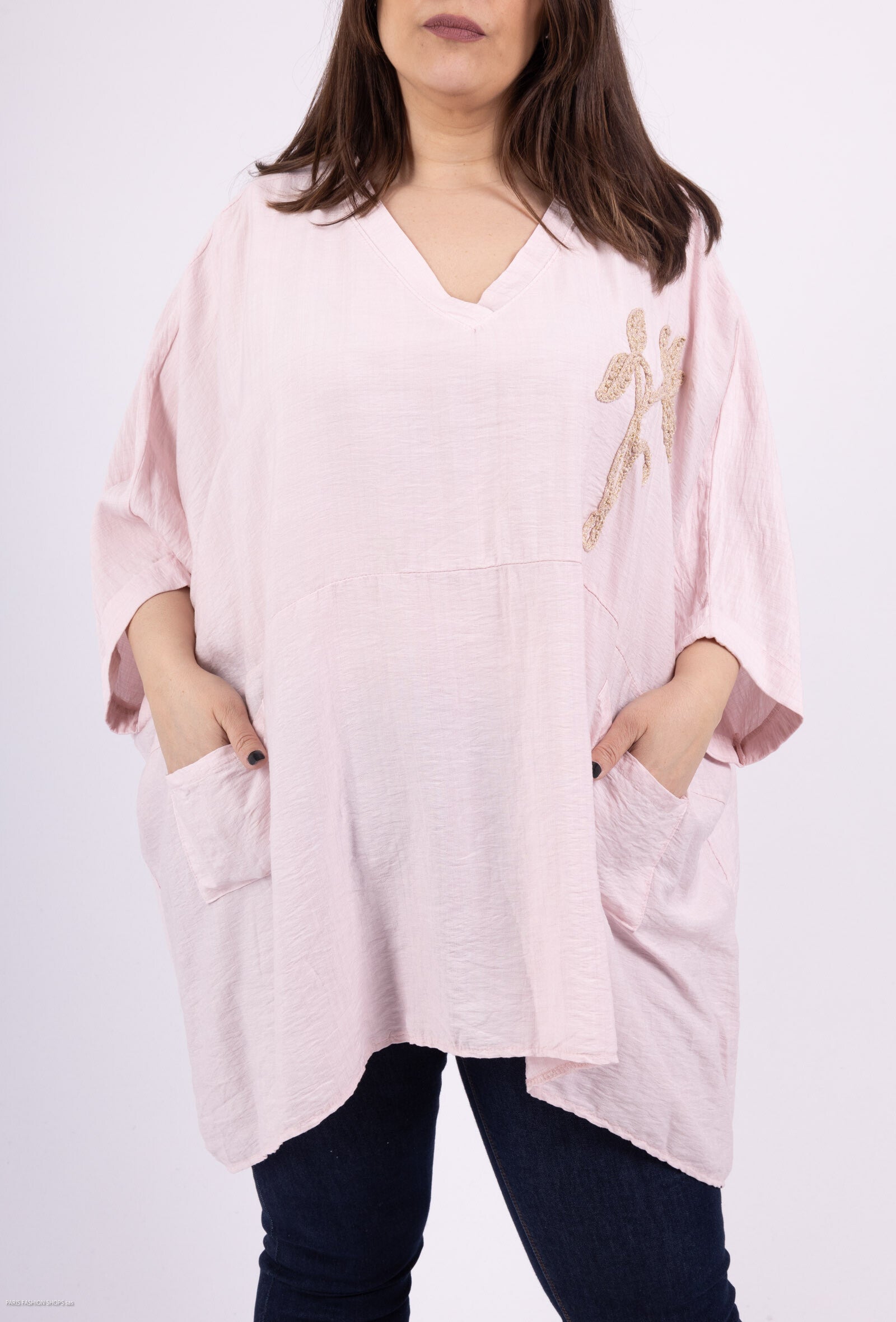 Oversized V-neck tunic with big embroidered flower i Stor Storlek