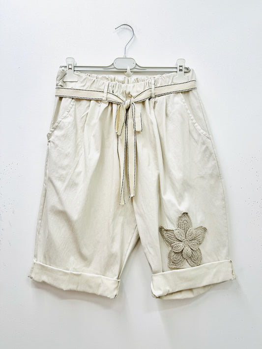 Plus Size Stretchy cotton bermuda pants with a big embroidered flower