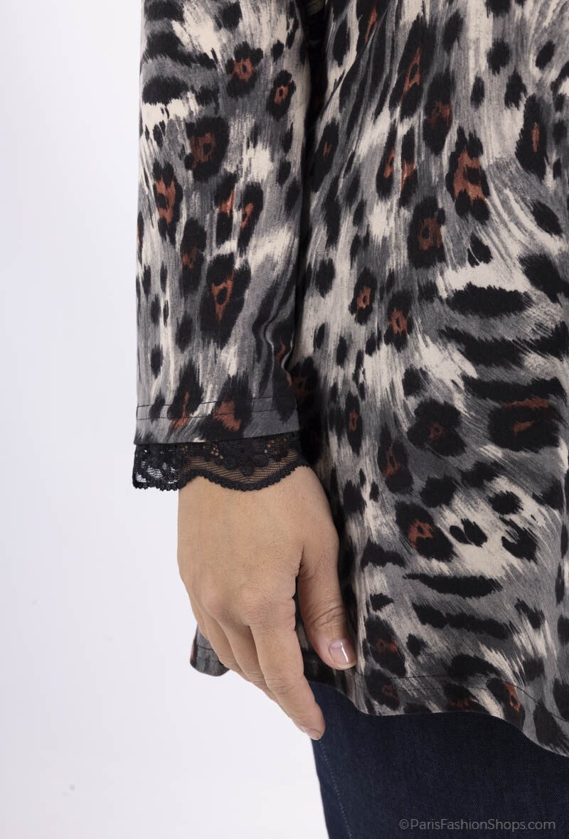 Plus Size Blus med Öppen Krage och Tryck Detalj