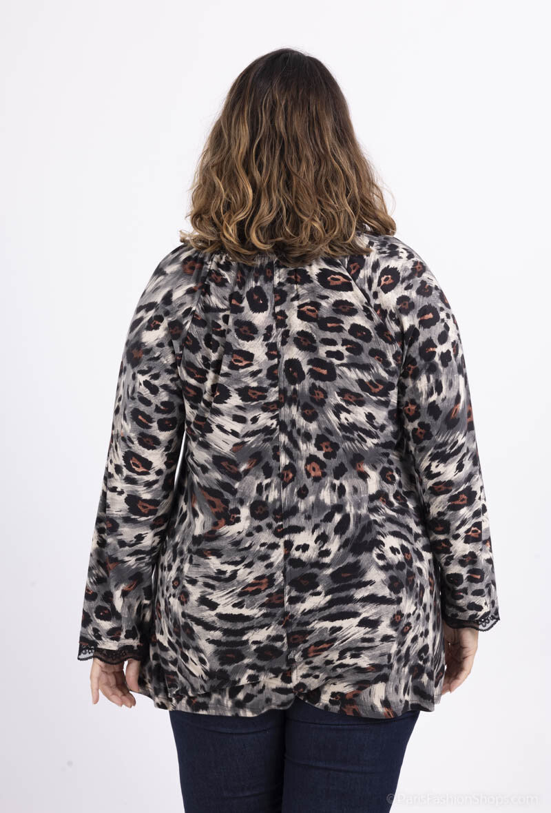Plus Size Blus med Öppen Krage och Tryck Detalj