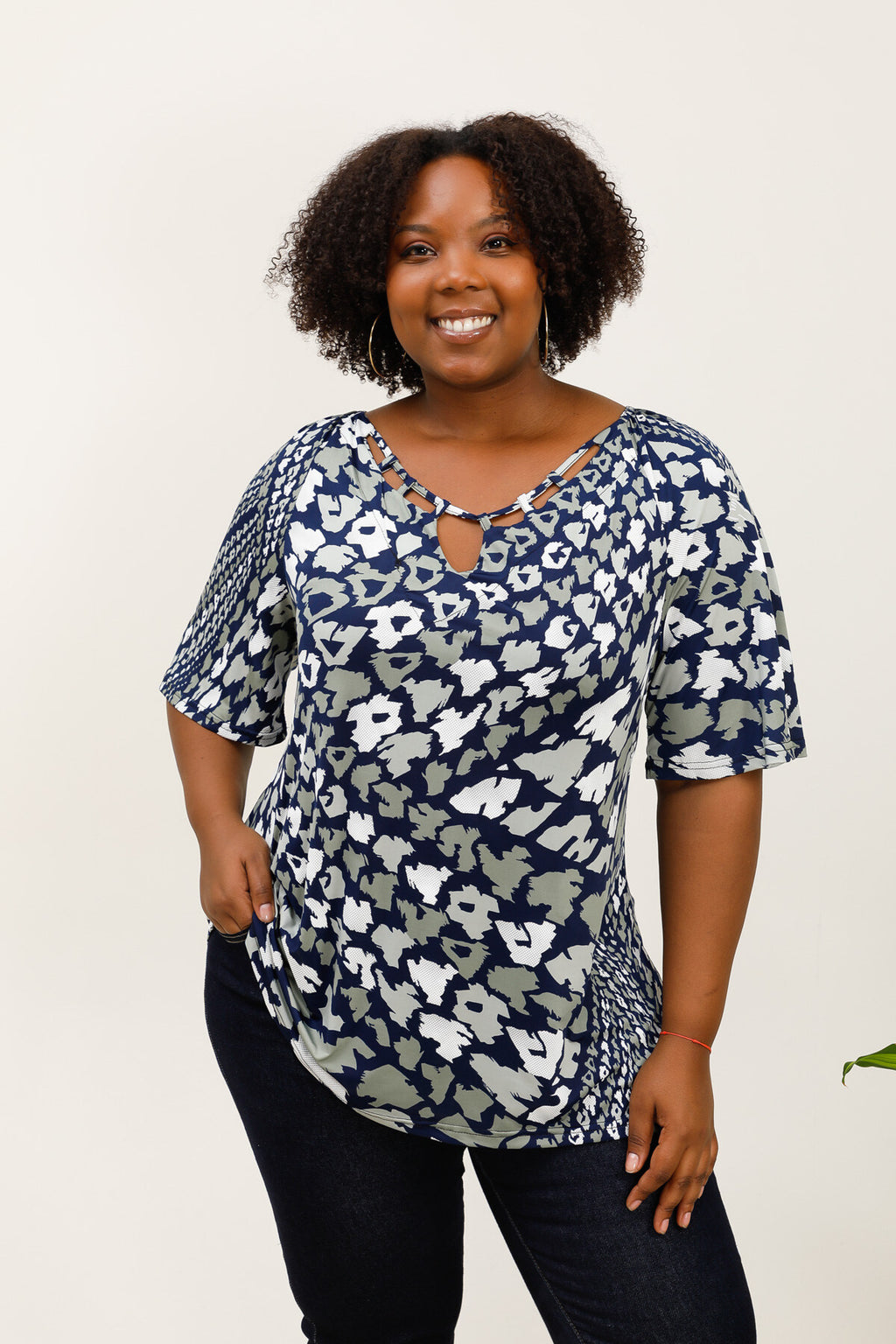 Öppen krage blus i detalj stora storlekar för sommaren