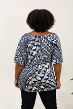 Öppen krage blus i detalj stora storlekar för sommaren