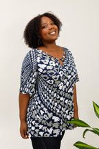 Öppen krage blus i detalj stora storlekar för sommaren