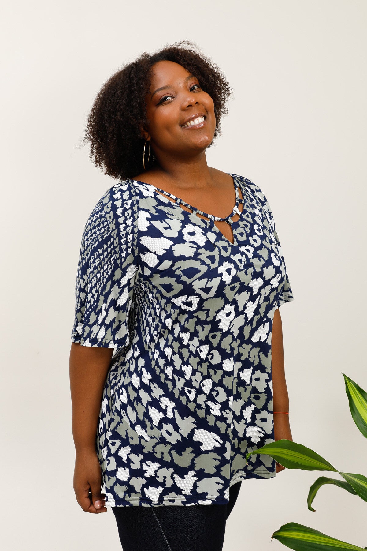 Öppen krage blus i detalj stora storlekar för sommaren