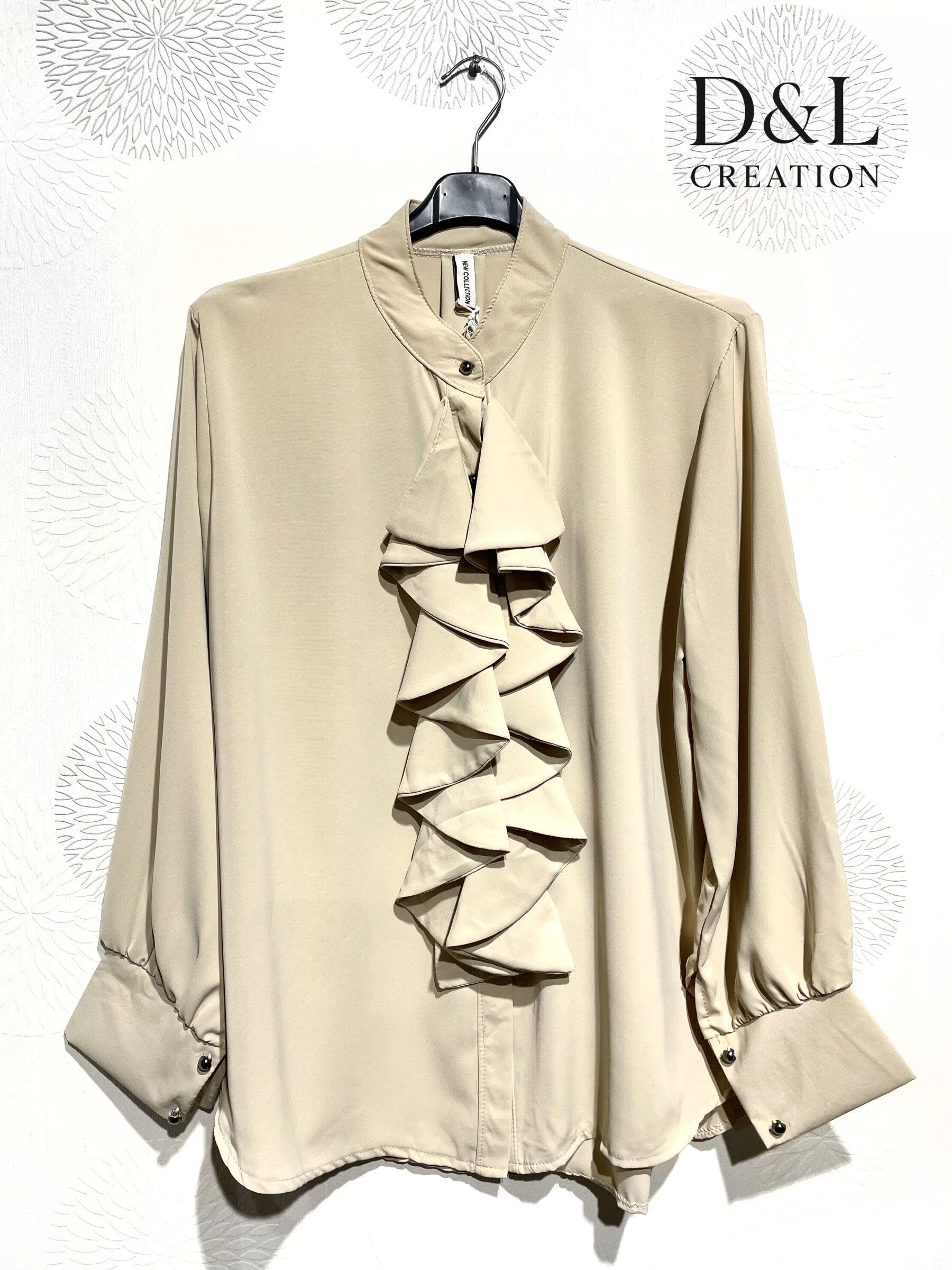 Supermjukt tjockt satinblus med volanger, storlekar 38 till 50 i Stor Storlek