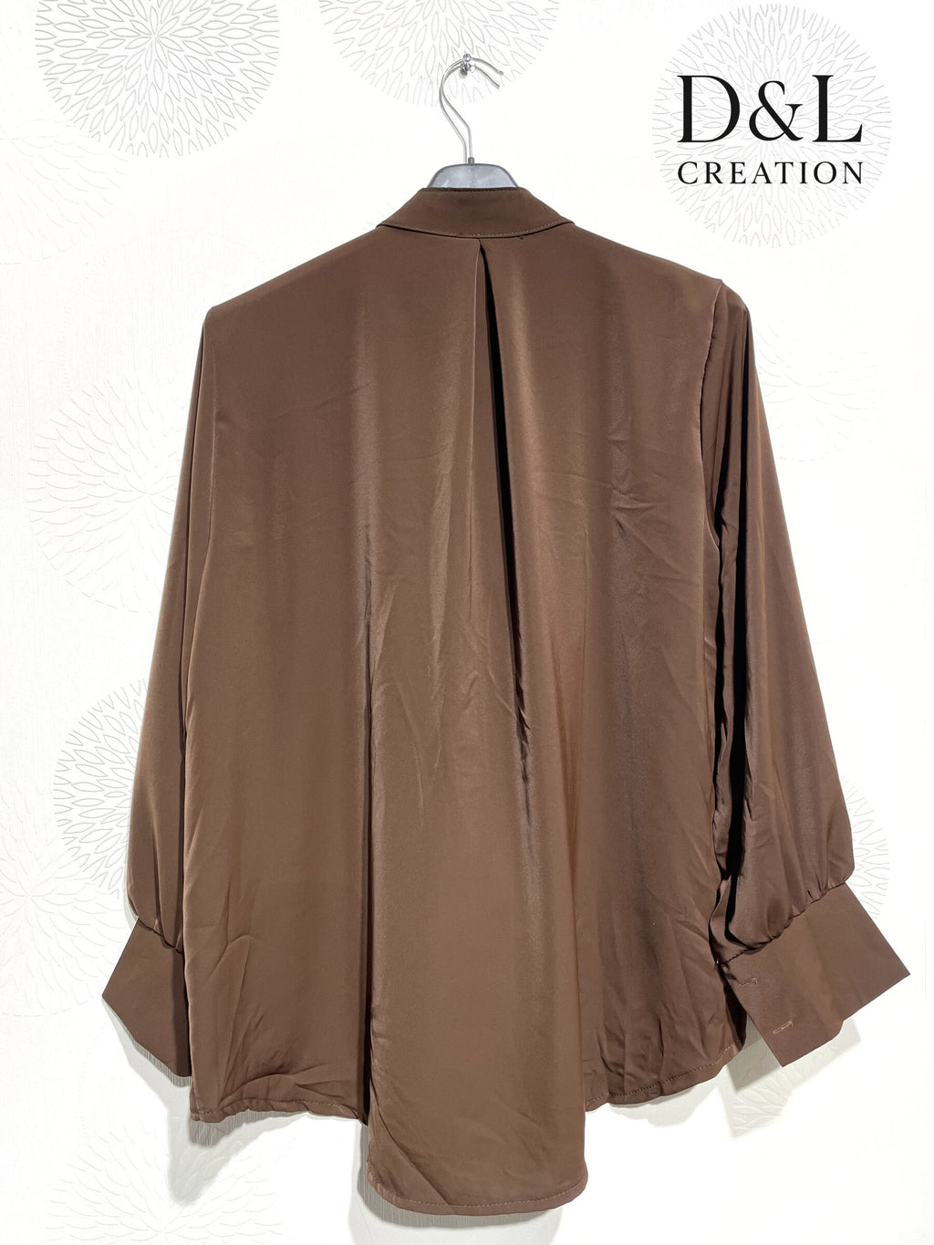 Supermjukt tjockt satinblus med volanger, storlekar 38 till 50 i Stor Storlek