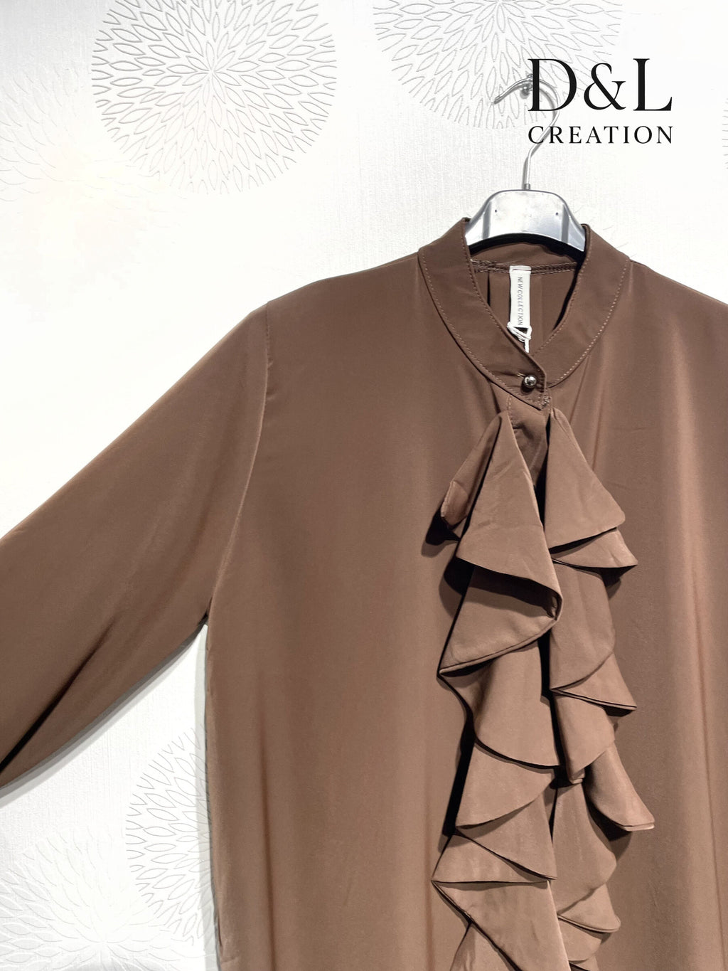 Supermjukt tjockt satinblus med volanger, storlekar 38 till 50 i Stor Storlek