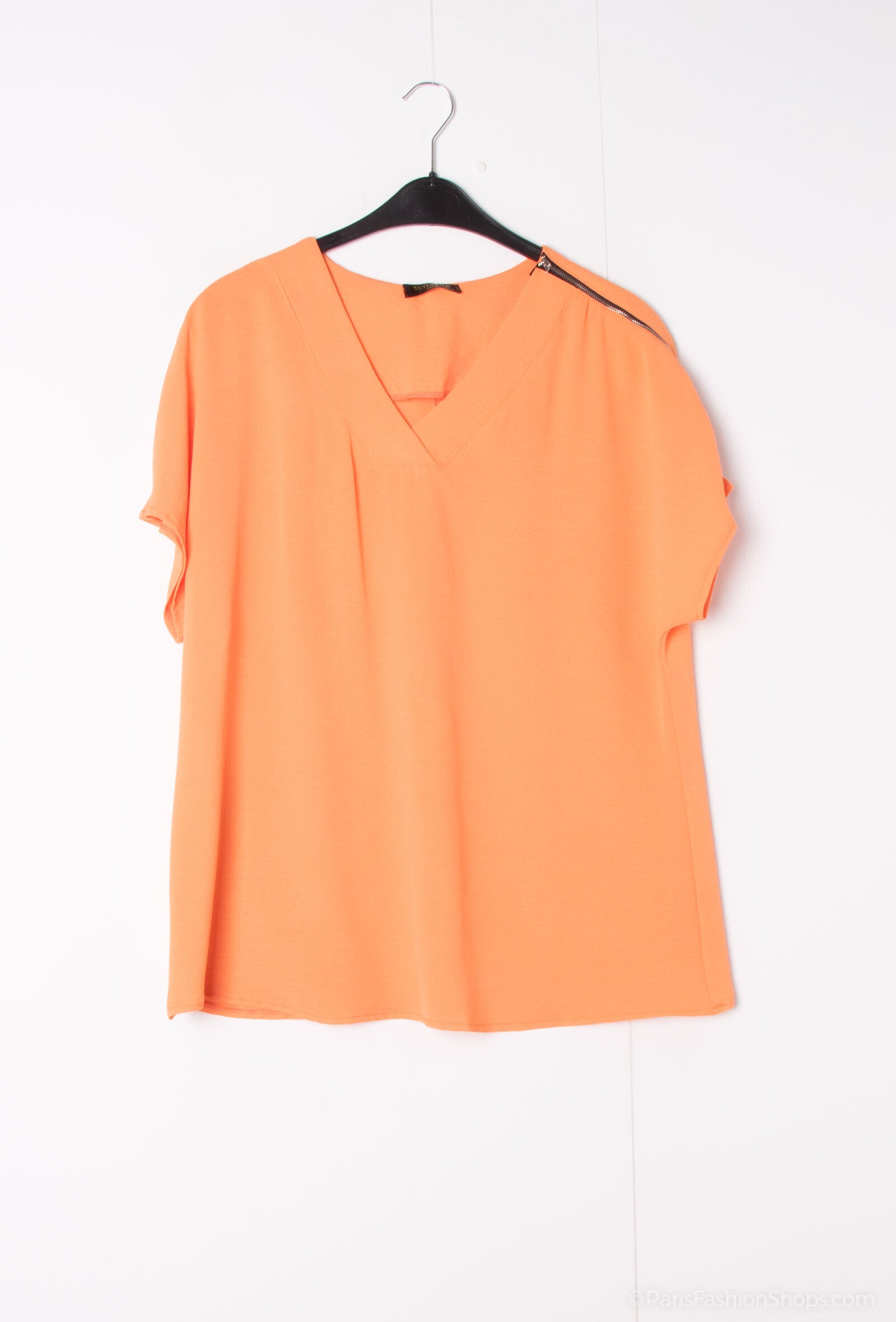 Plus Size Blouse there is zips on shoulder