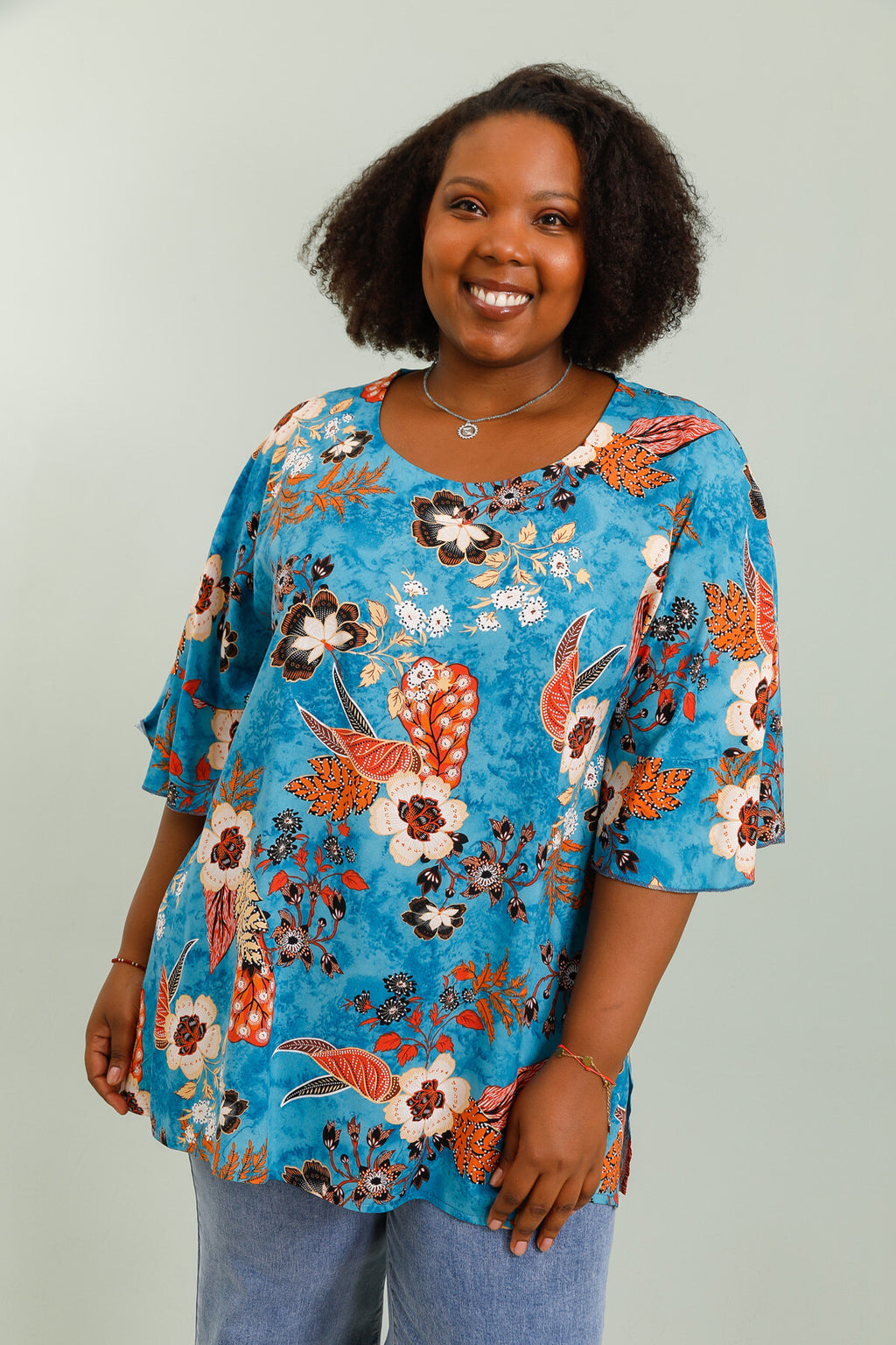 Blus med tryck, V-ringad och batwingärmar i Stor Storlek