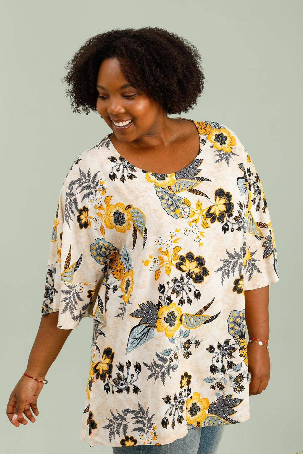 Blus med tryck, V-ringad och batwingärmar i Stor Storlek