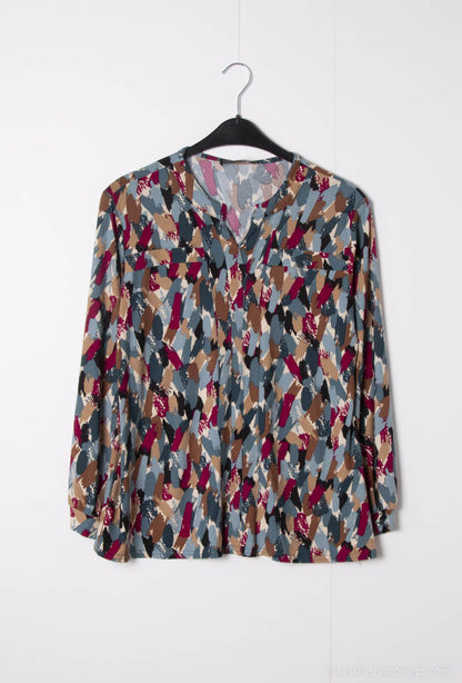 Plus Size Printed v-neck blouse