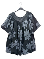 Ljus blommig viskosblus i Stor Storlek