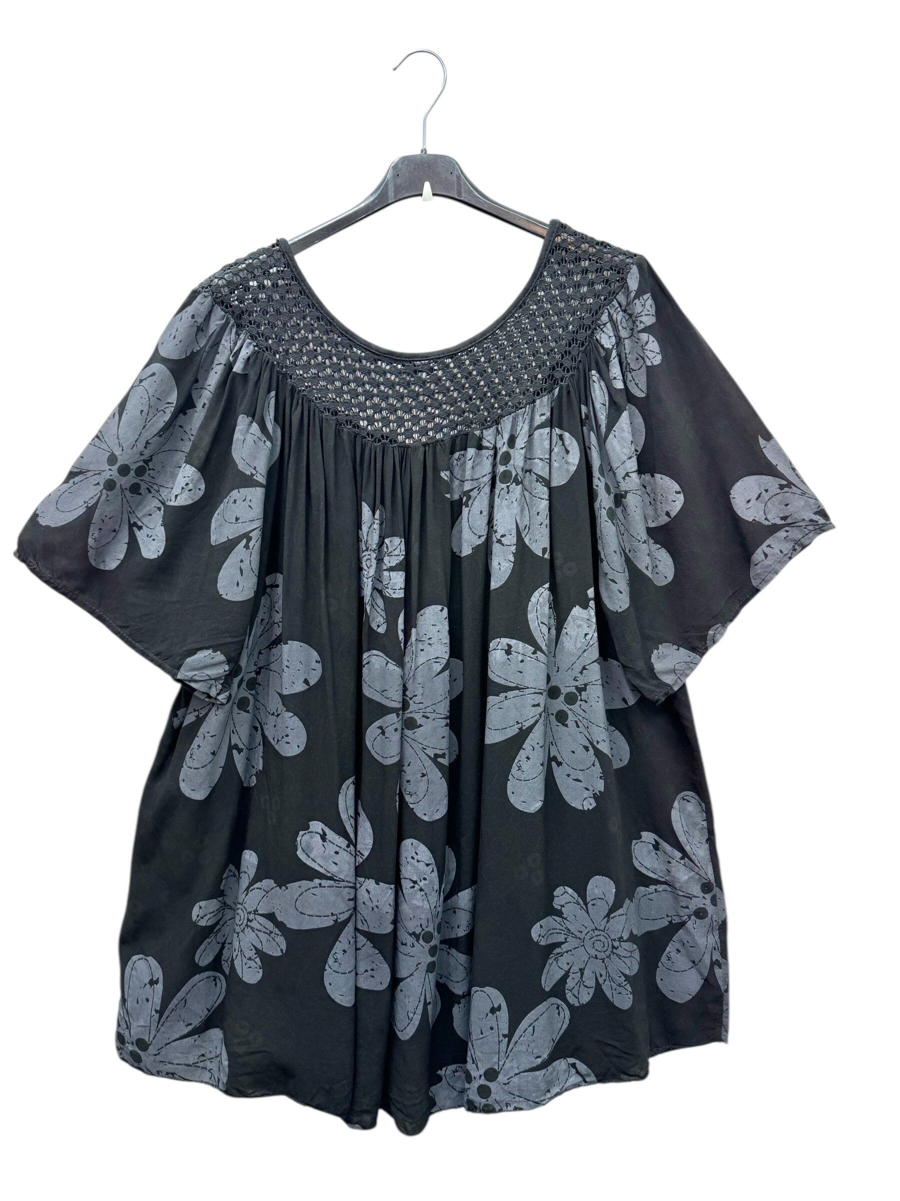 Ljus blommig viskosblus i Stor Storlek