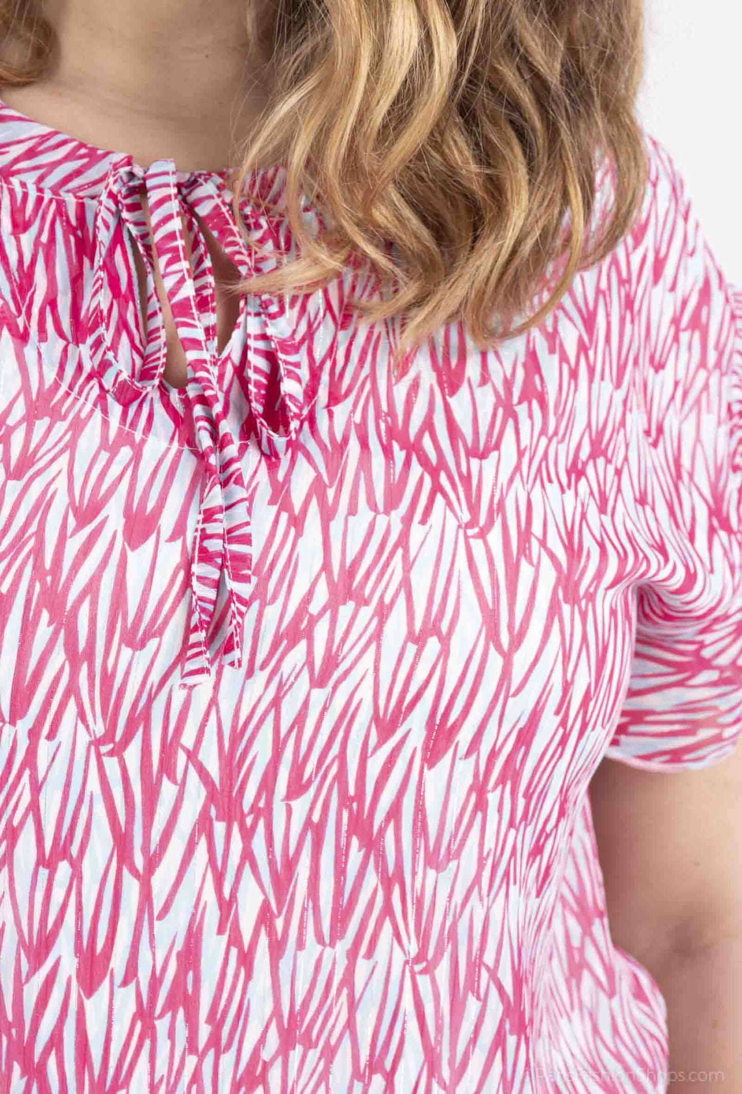 Plus Size Voile Blus med Ruffle Ärmar och Lurex