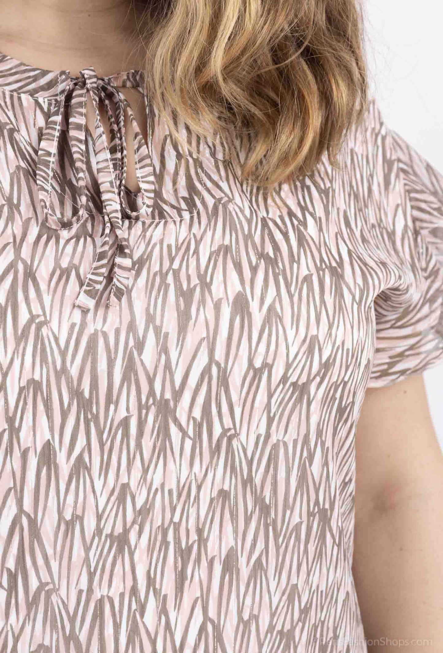 Plus Size Voile Blus med Ruffle Ärmar och Lurex
