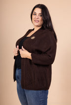 Öppen stickad cardigan med solbrosch i storlek 38 till 52