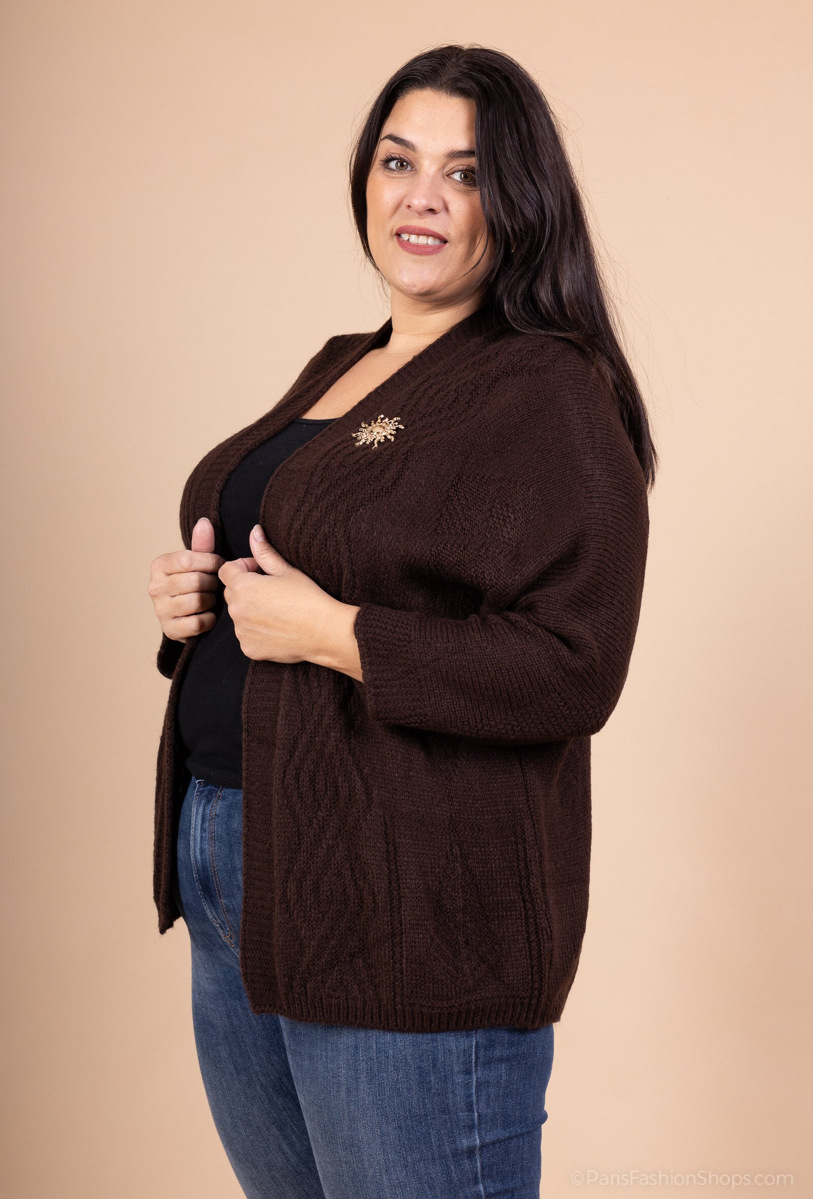 Öppen stickad cardigan med solbrosch i storlek 38 till 52