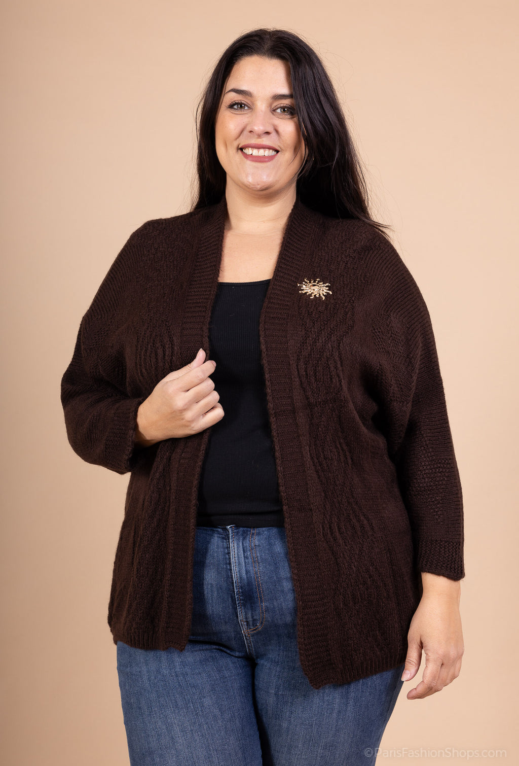 Öppen stickad cardigan med solbrosch i storlek 38 till 52