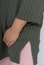 Randig blus i plus size med 3/4 ärmar