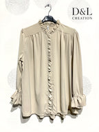 Fluffig och mjuk tjock satinblus med volanger, storlekar 38 till 50 i Stor Storlek