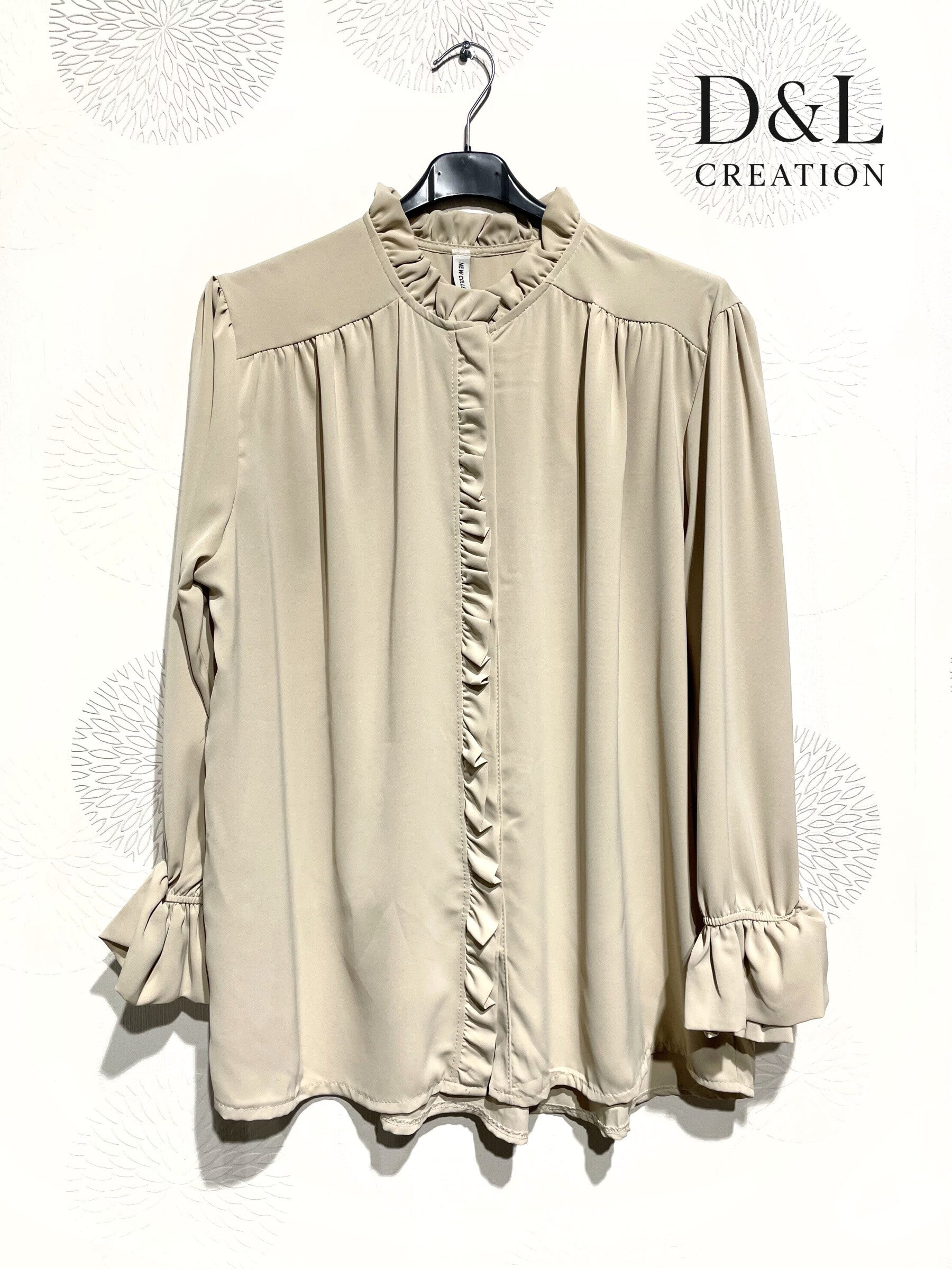 Fluffig och mjuk tjock satinblus med volanger, storlekar 38 till 50 i Stor Storlek