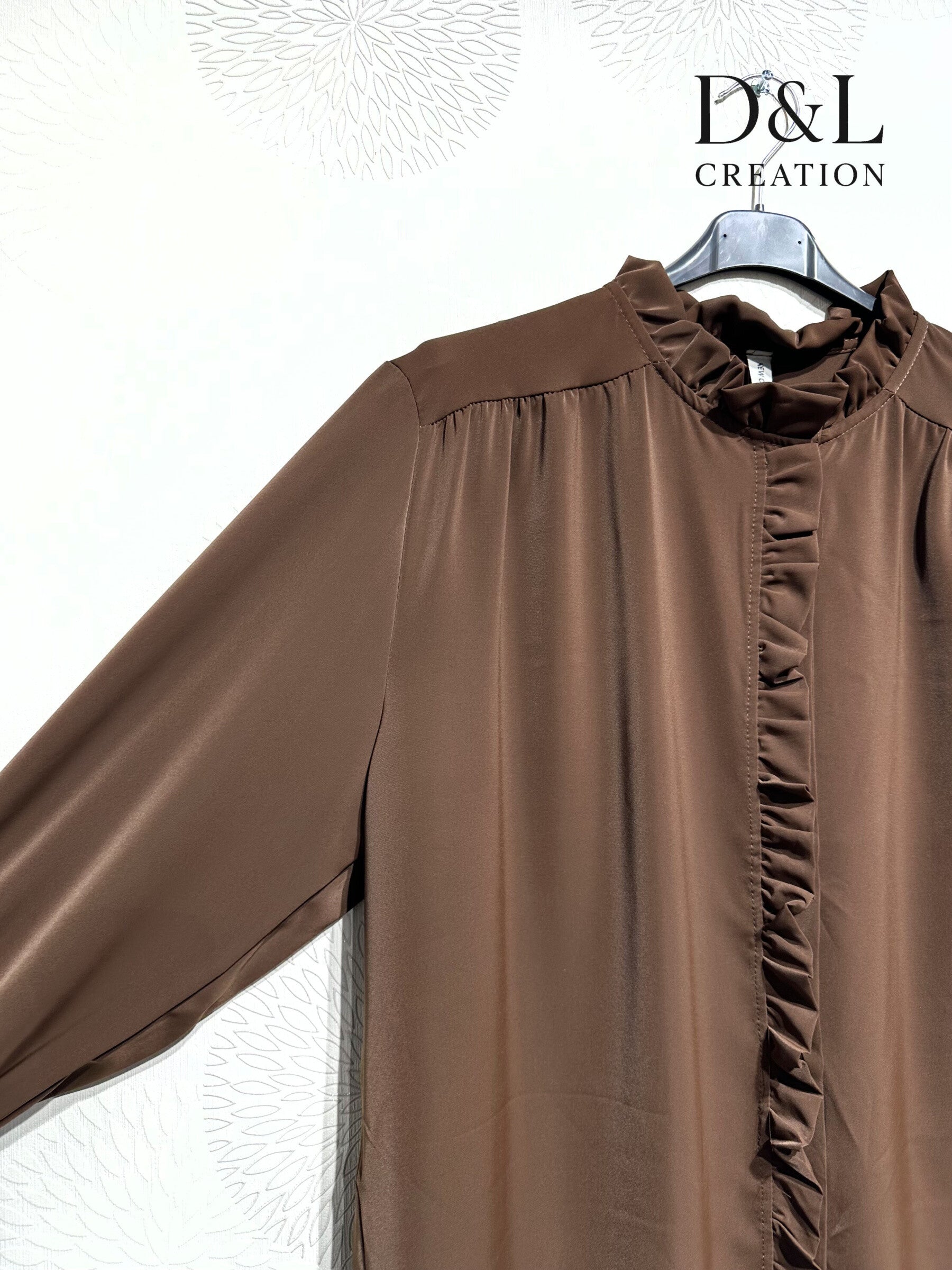 Fluffig och mjuk tjock satinblus med volanger, storlekar 38 till 50 i Stor Storlek