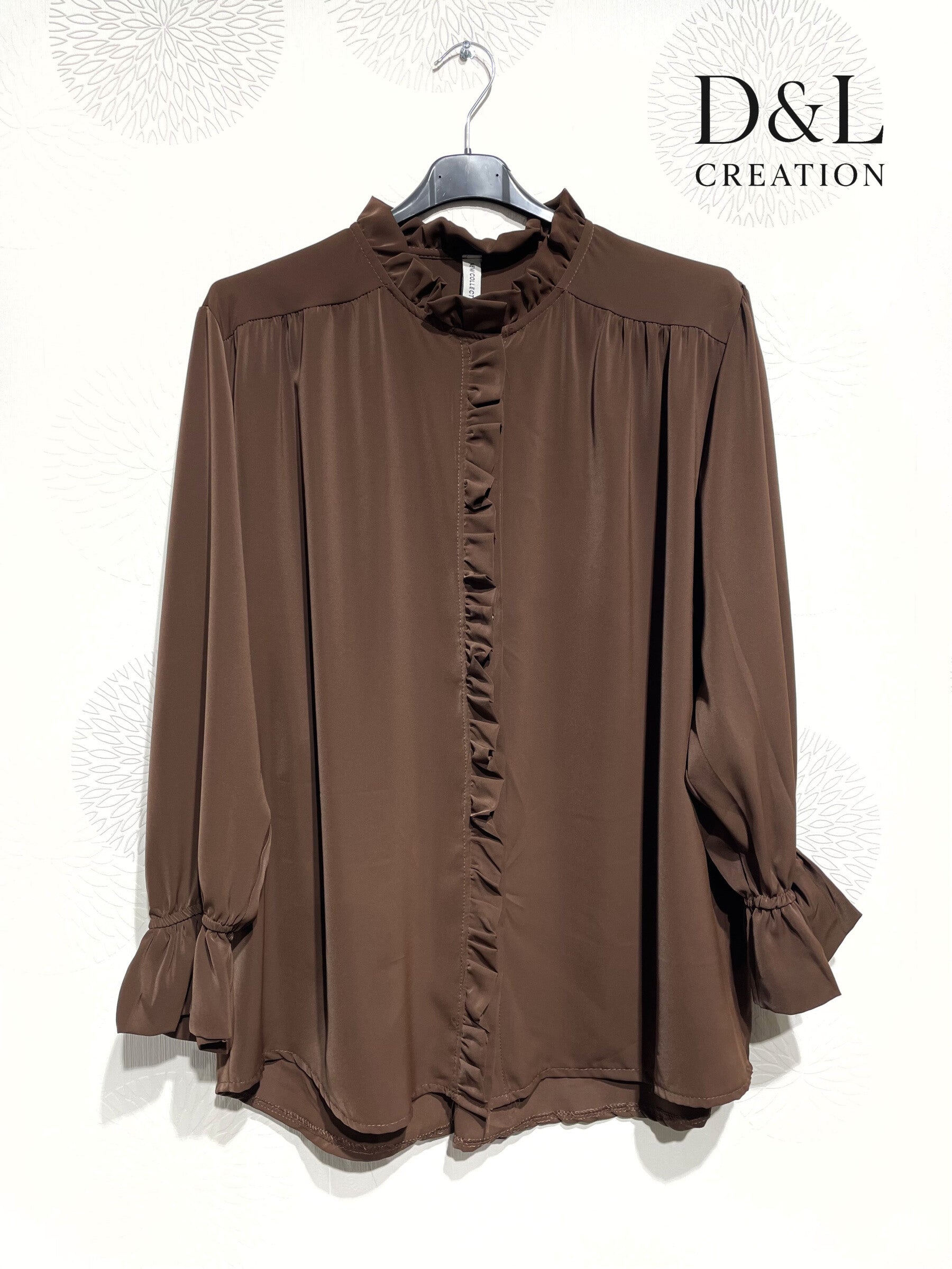 Flowy and soft thick satin blouse with ruffles