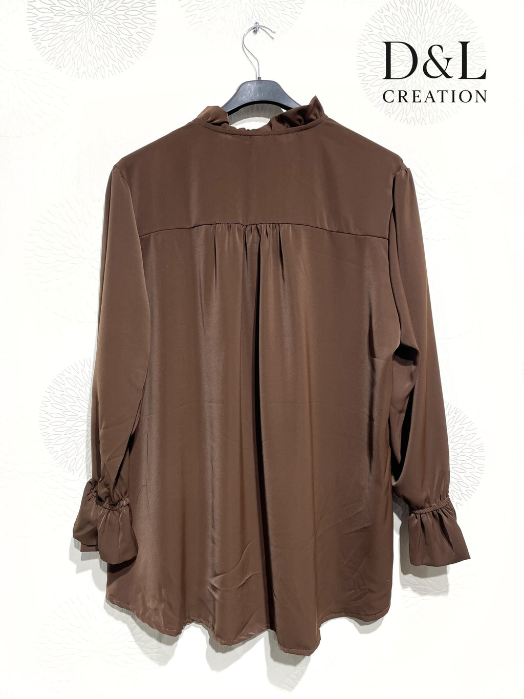 Fluffig och mjuk tjock satinblus med volanger, storlekar 38 till 50 i Stor Storlek