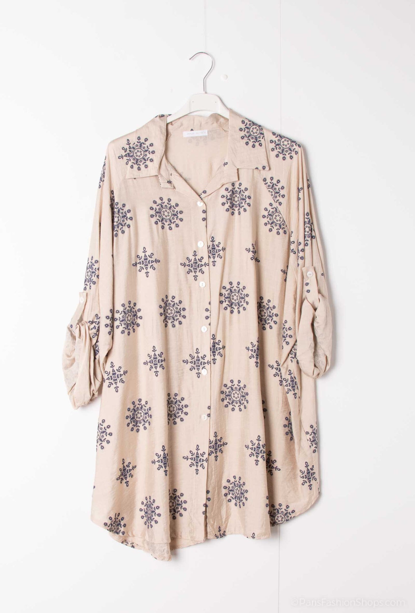 Printed fluid shirt with curved hemline - Stora Storlekar
