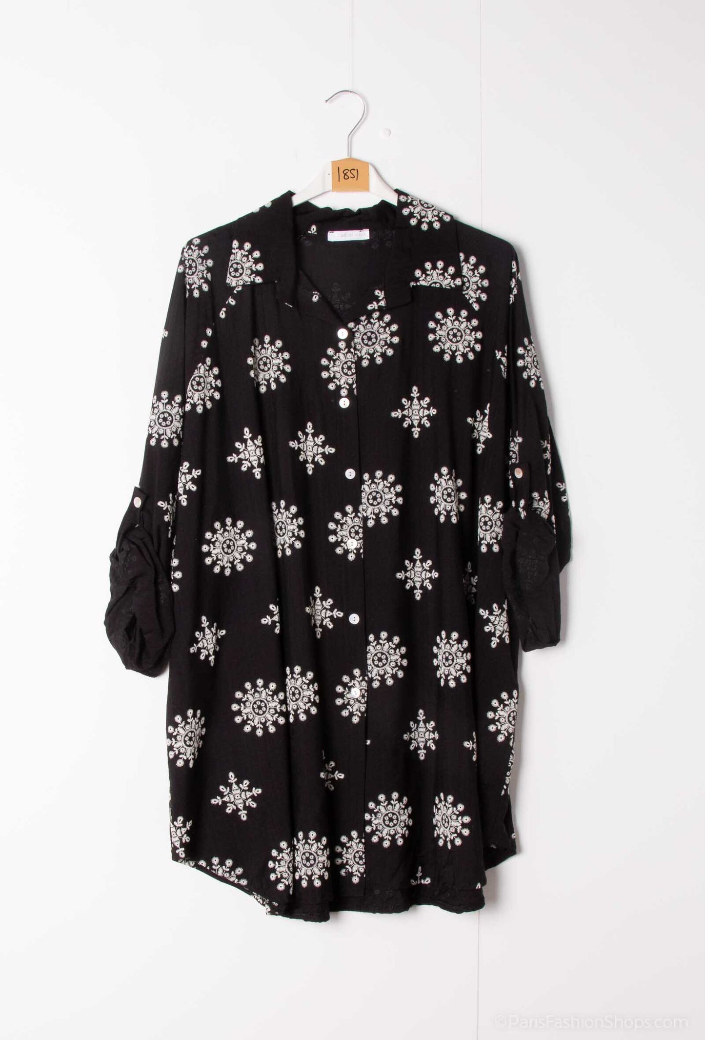 Printed fluid shirt with curved hemline - Stora Storlekar