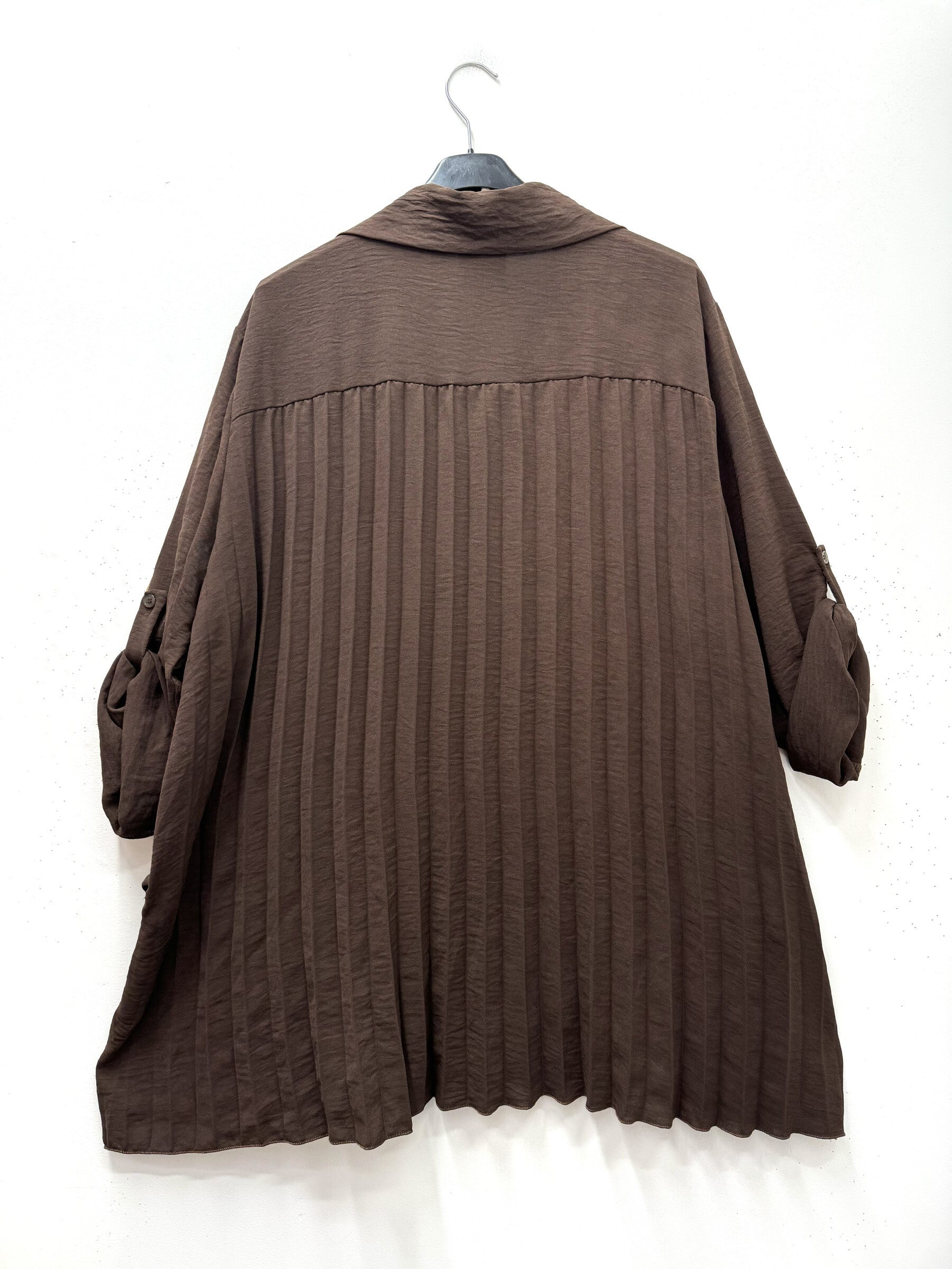 Flödande skjorta med veckad rygg i Plus Size