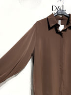 Flödande och mjuk tjock satinblus med dolda knappar, stl T38 till T46