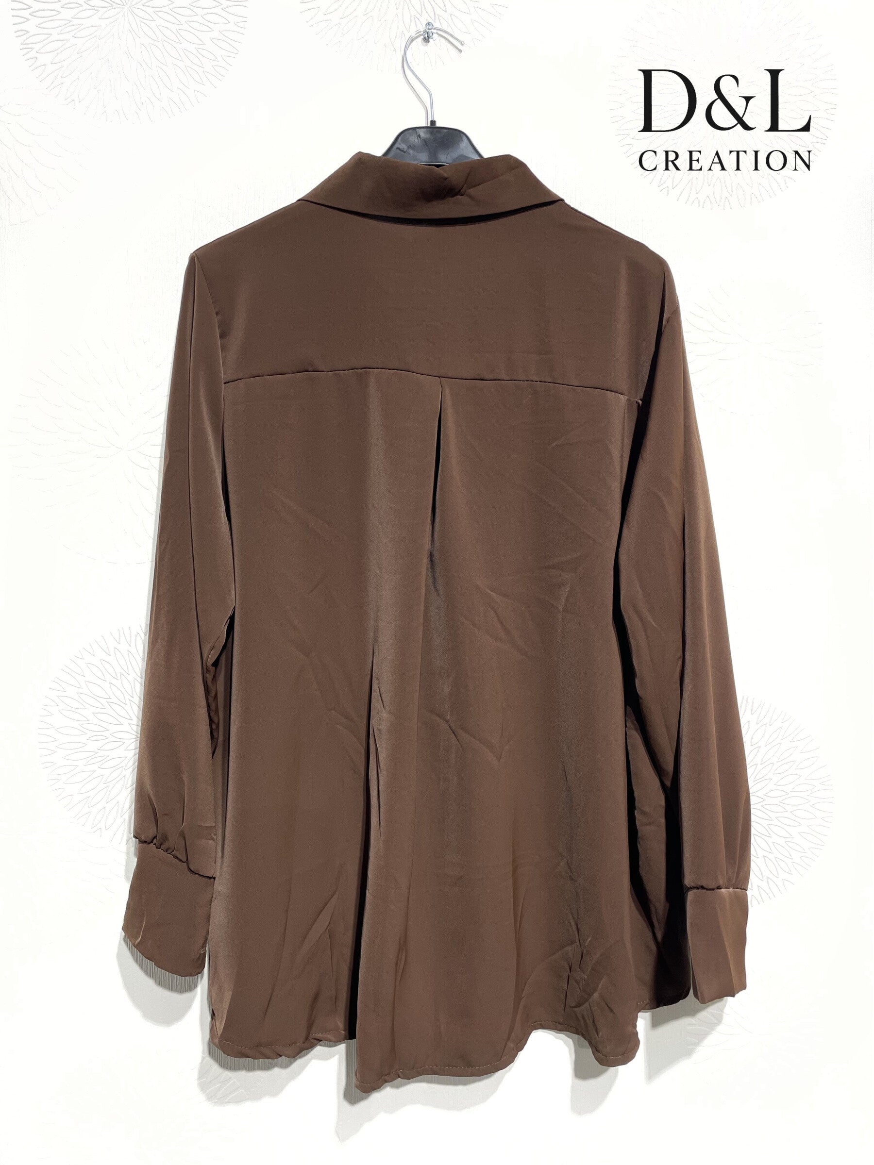 Flödande och mjuk tjock satinblus med dolda knappar, stl T38 till T46