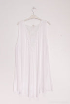 Tank Top med Spetsbakgrund och Fjärilmönster i Stor Storlek