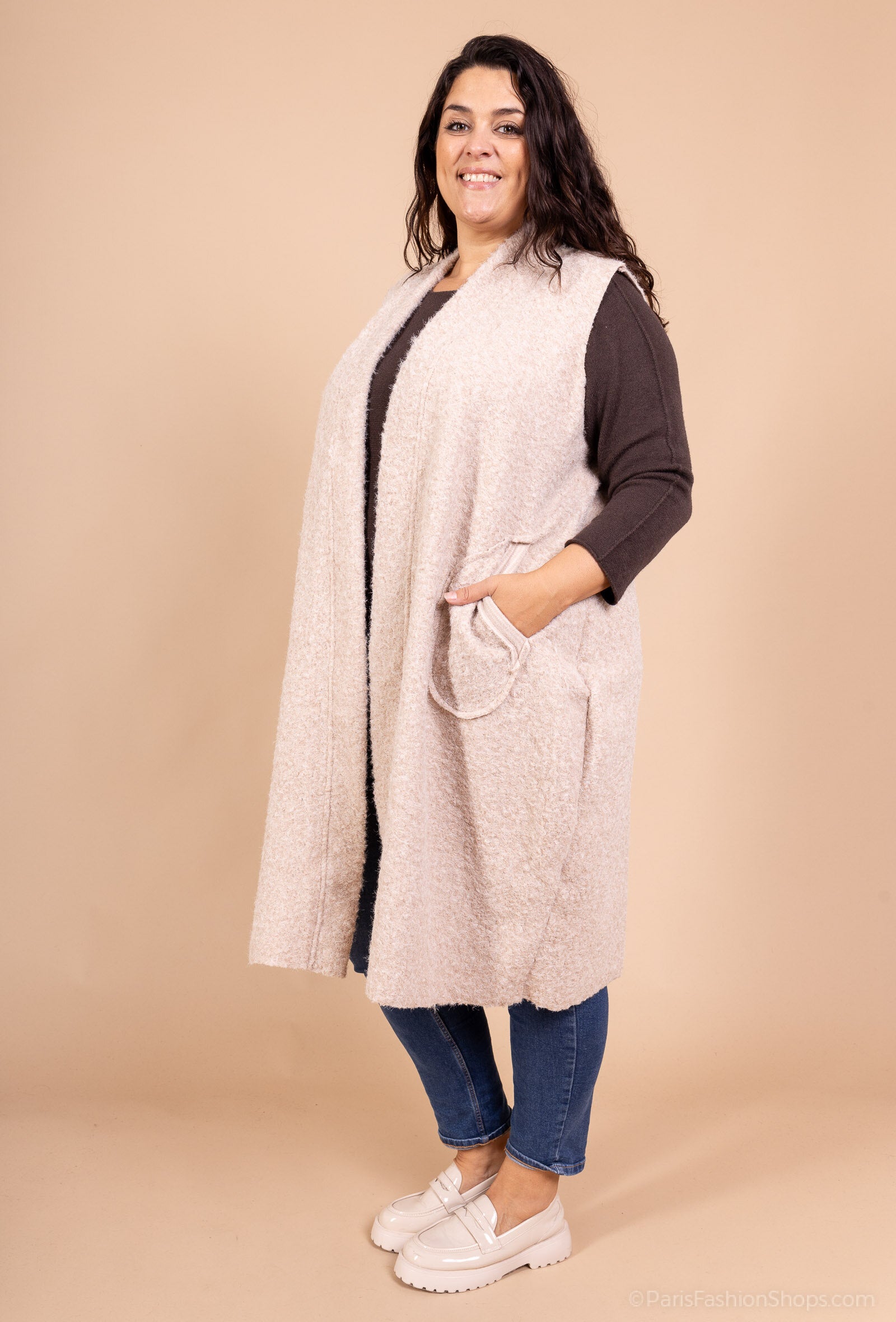 Lång kappa i mjuk kokt ull i Stor Storlek