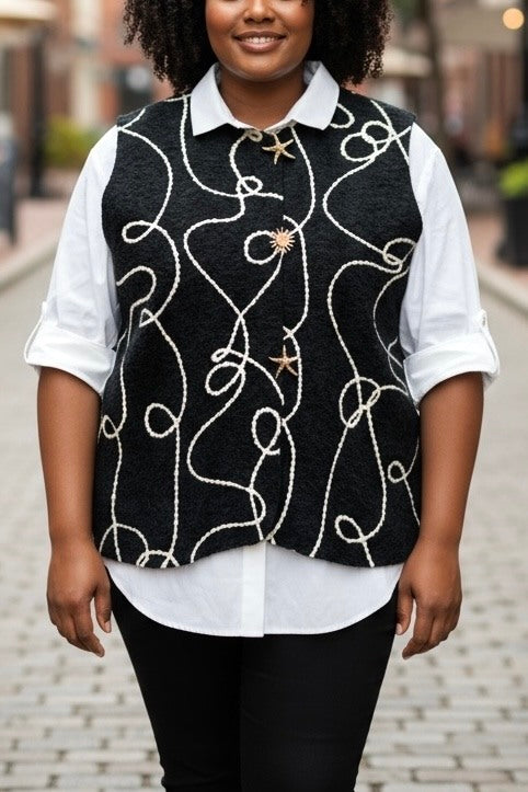 Sleeveless vest with embroidery & pins i Stor Storlek