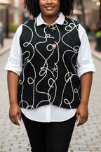 Sleeveless vest with embroidery & pins i Stor Storlek