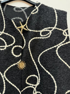 Ärmbar väst med broderi & nålar i Stor Storlek