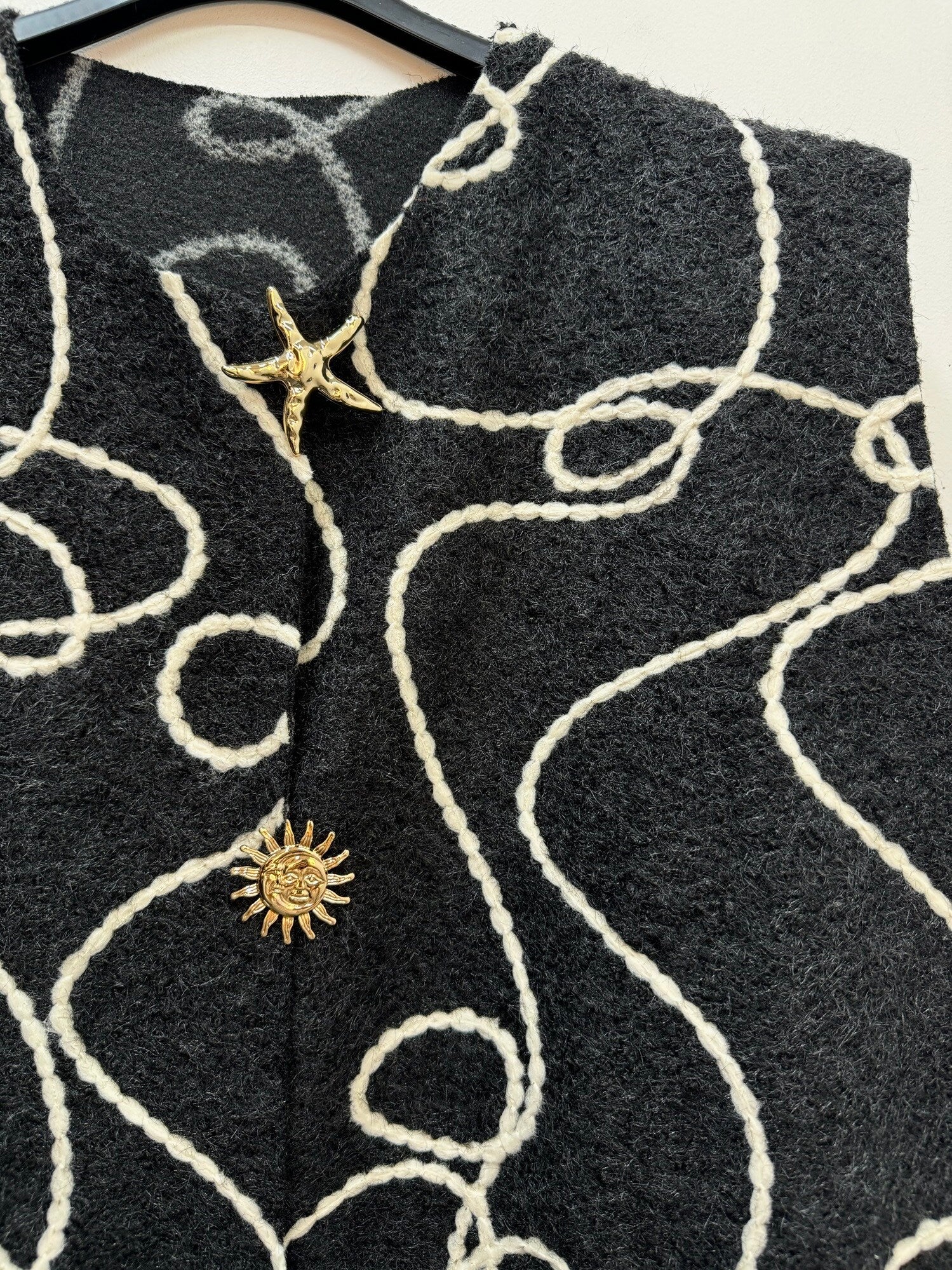 Ärmbar väst med broderi & nålar i Stor Storlek