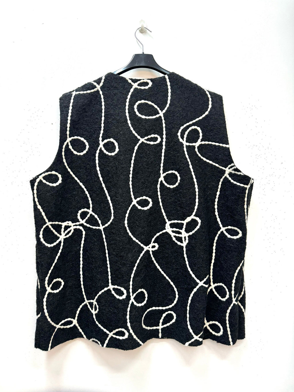 Ärmbar väst med broderi & nålar i Stor Storlek