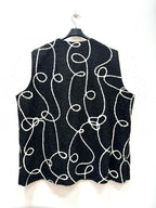 Ärmbar väst med broderi & nålar i Stor Storlek