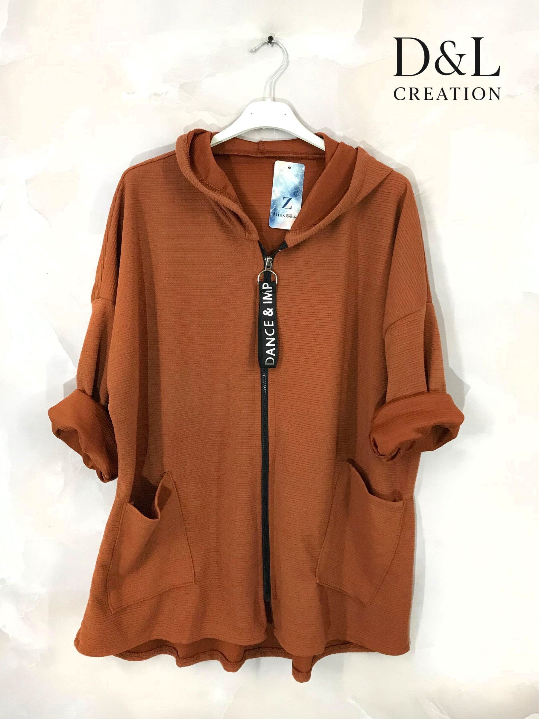 Plus-size sportswear vest with hood and pockets