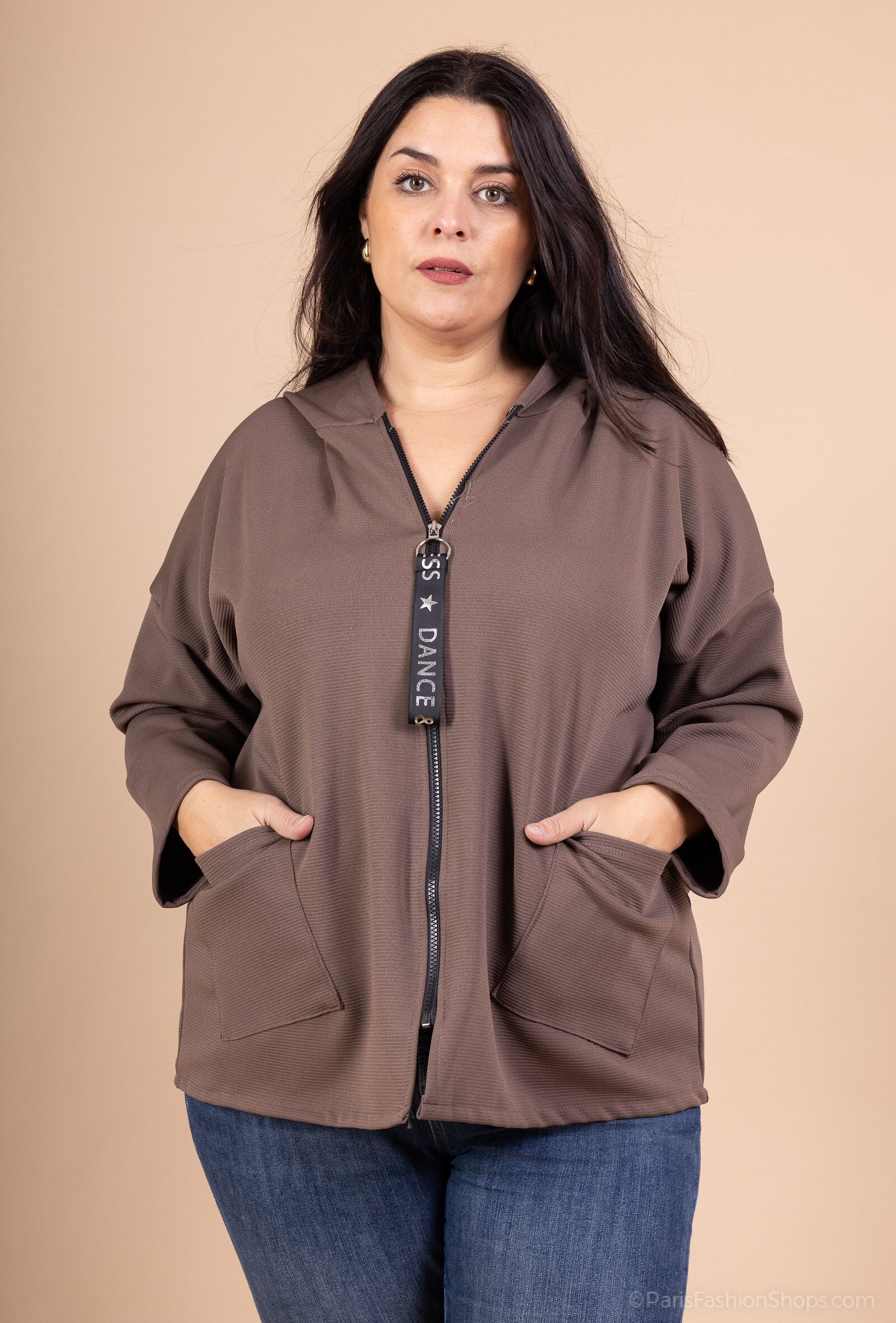 Plus-size sportswear vest with hood and pockets