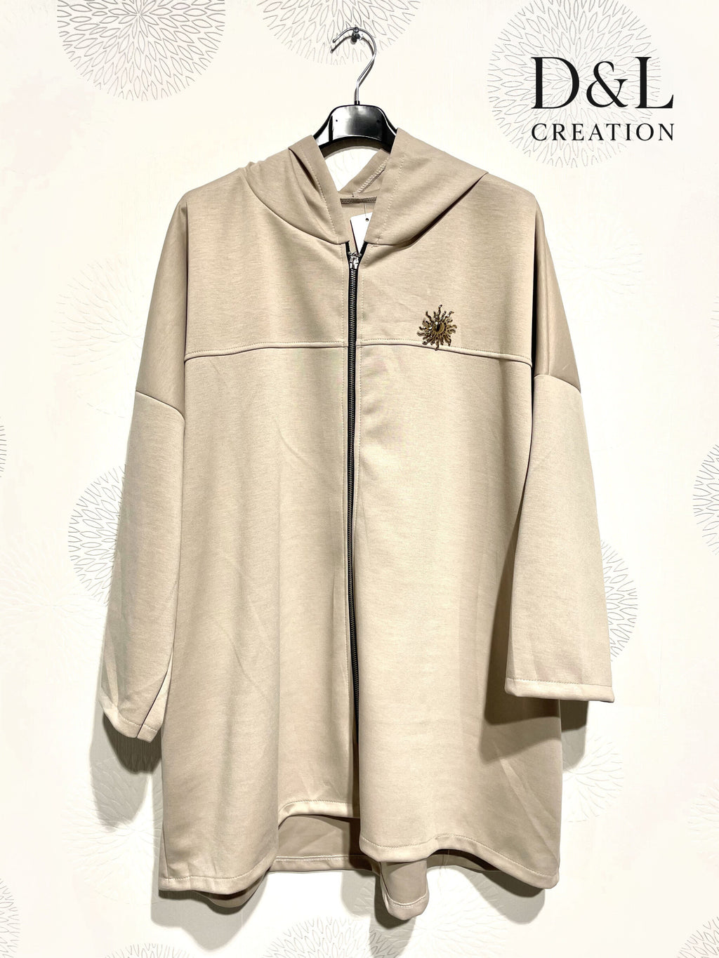 Mjuk plus-size sportjacka med solbrosch, storlekar T38 till T56