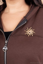 Mjuk plus-size sportjacka med solbrosch, storlekar T38 till T56